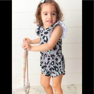 EUC 6-9m leopard baby romper and hat